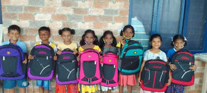 Les enfants ont reçu des sacs à dos