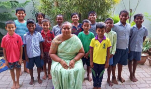 M. Sathya avec ses élèves de 3eme standard