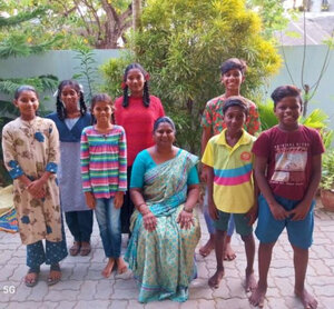 Mme Siriya Pushpa Rani avec la classe de 8eme standard
