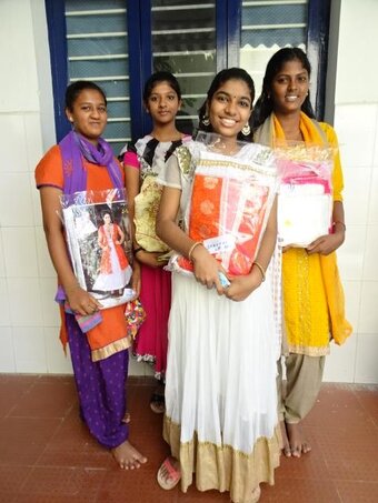 Distribution de robes pour Diwali