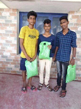Distribution d'habits pour Diwali